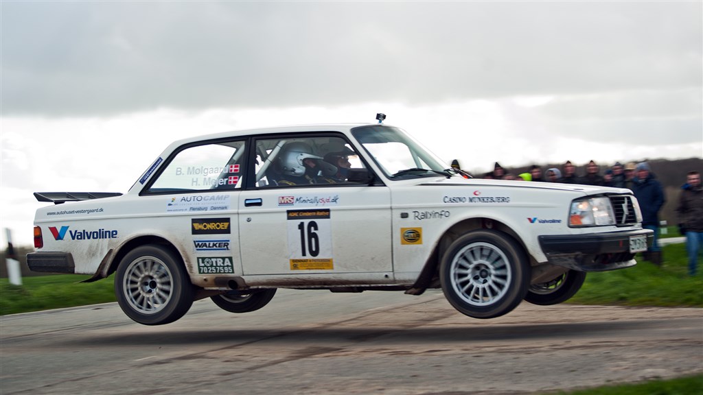 Heino Mejer, Horsens og Bo Mølgaard, Barrit flyver højt i den voldsomme Volvo
(Foto: Rallypics.dk)